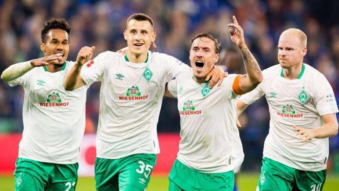 董路批评中国球迷不热爱足球，中国男足多次无缘世界杯，呼吁提升足球热情。（董路称国足球迷缺乏热情：男足屡失世界杯门票，呼吁激发足球热爱）