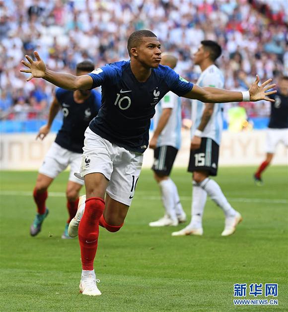 佩工：皮球先打在球员身上再弹到手上，裁判硬造了一个点球（佩工：球先中身体再碰手臂，主裁强行判点球）