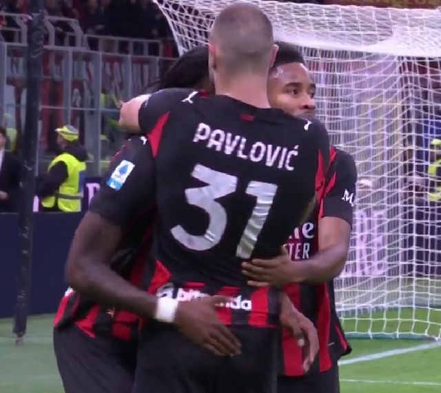 足球英超球队内部录像流出，球员争吵曝光（英超俱乐部内部视频泄露，球员争执画面曝光）