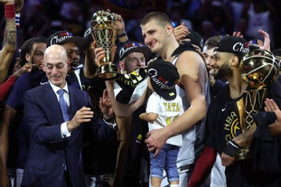 致敬，都柏林动物园将一只极度濒危的鹦鹉取名特洛伊-帕罗特（致敬之举： 都柏林动物园将一只极危鹦鹉命名为特洛伊-帕罗特）